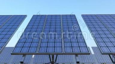 一排太阳能电池板对蓝天，循环多利射击。 可再生太阳能生产。 4K夹。 方案